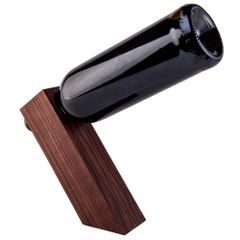 Stellbar Weinflaschenhalter aus Nussbaumholz - Hergestellt in Handarbeit - Individuelle Präsentation des Lieblingsweins - Steht sicher mit jeder 750ml Flasche von Stellbar